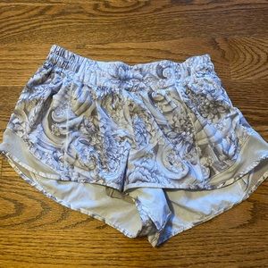 Lululemon hotty hot shorts 2.5 inch